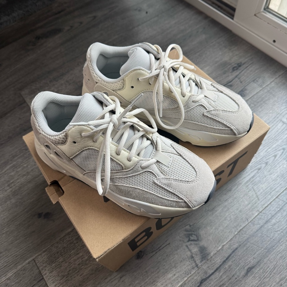 Yeezy Adidas Boost 700 Analog Color Men’s Size 7 - Picture 2 of 7